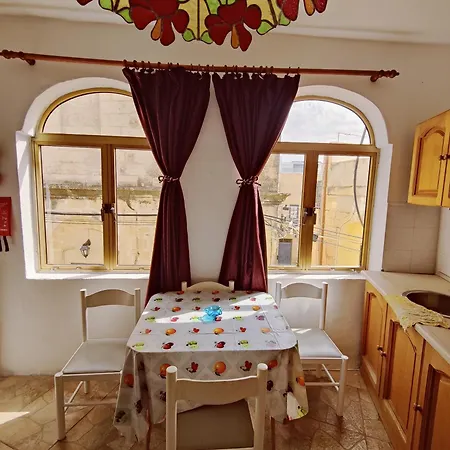 Traditional Maltese Townhouse In בית נופש *